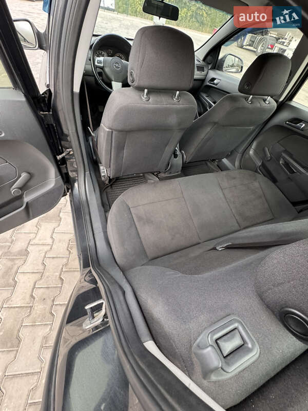 Седан Opel Astra 2013 в Кривому Розі