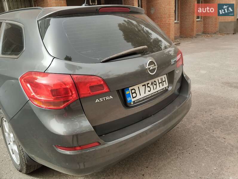 Универсал Opel Astra 2011 в Полтаве