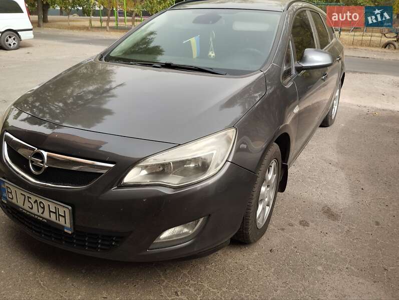 Универсал Opel Astra 2011 в Полтаве