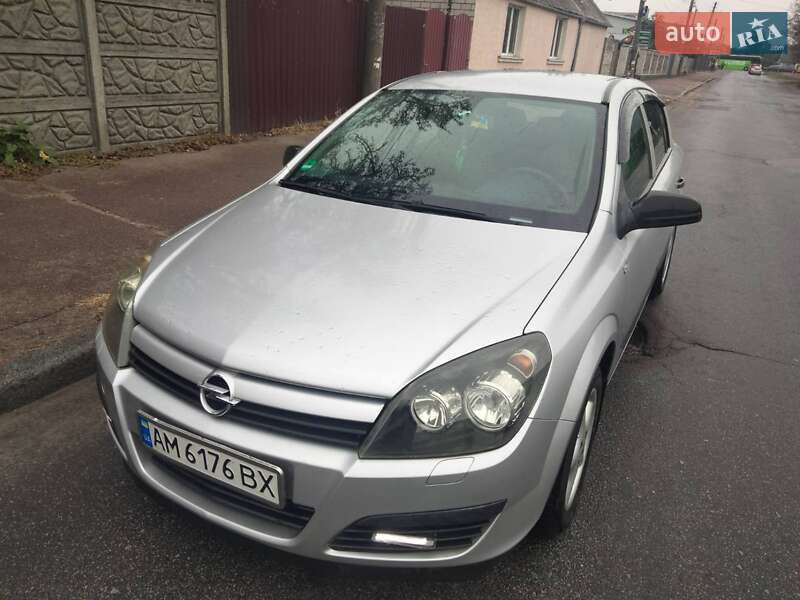 Хэтчбек Opel Astra 2004 в 