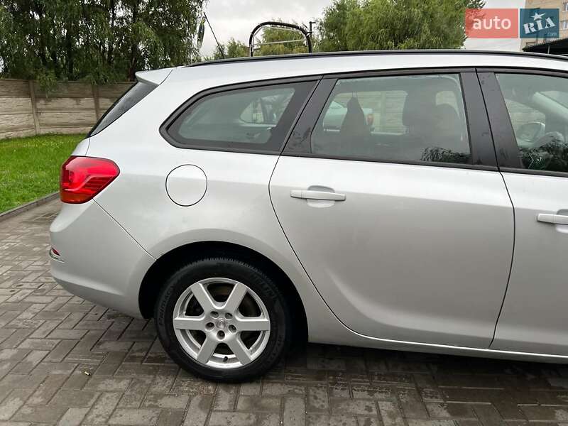 Универсал Opel Astra 2013 в Луцке