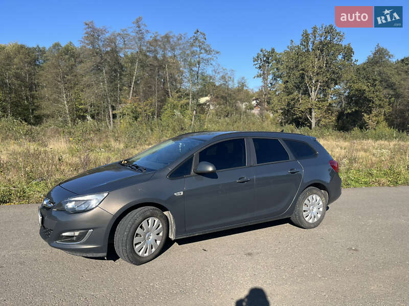 Універсал Opel Astra 2013 в Дрогобичі