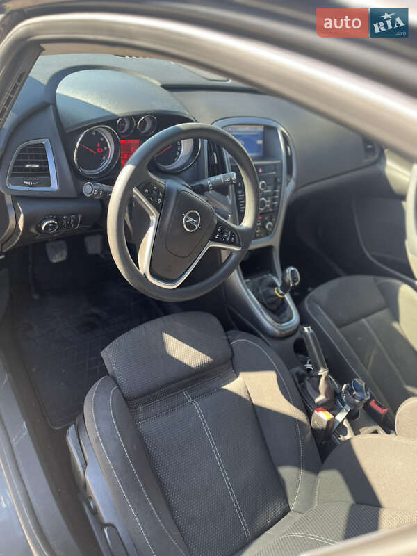 Універсал Opel Astra 2013 в Дрогобичі