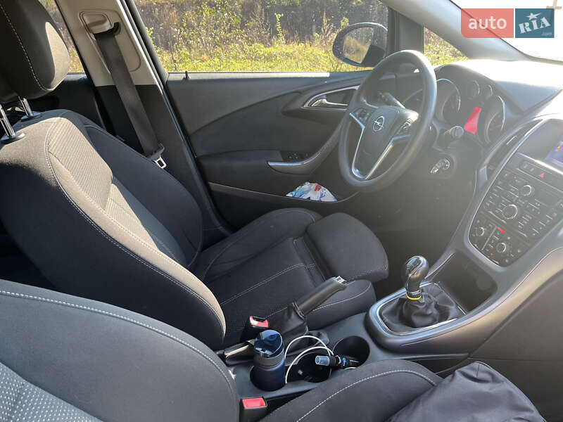 Універсал Opel Astra 2013 в Дрогобичі
