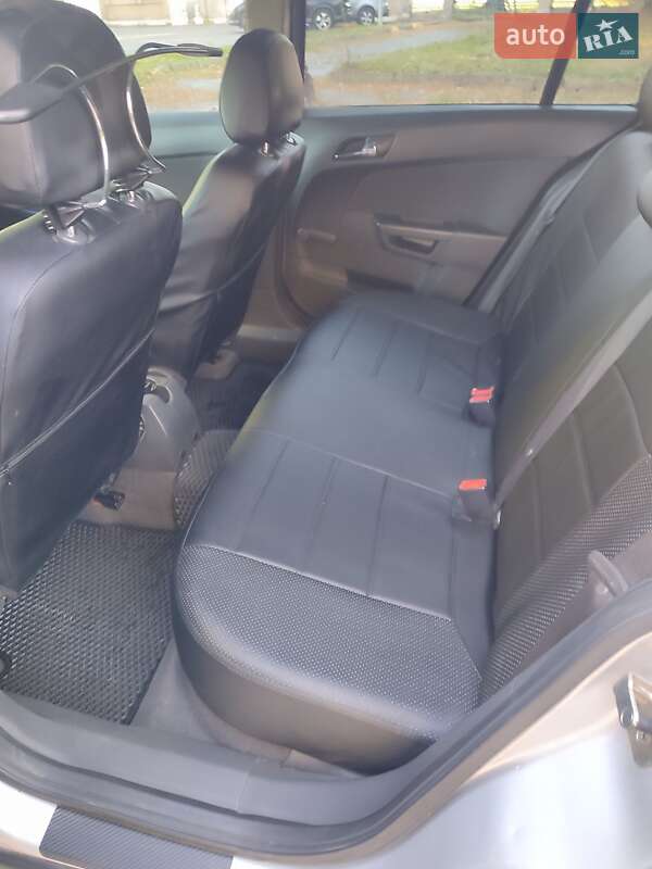 Хэтчбек Opel Astra 2013 в Гостомеле