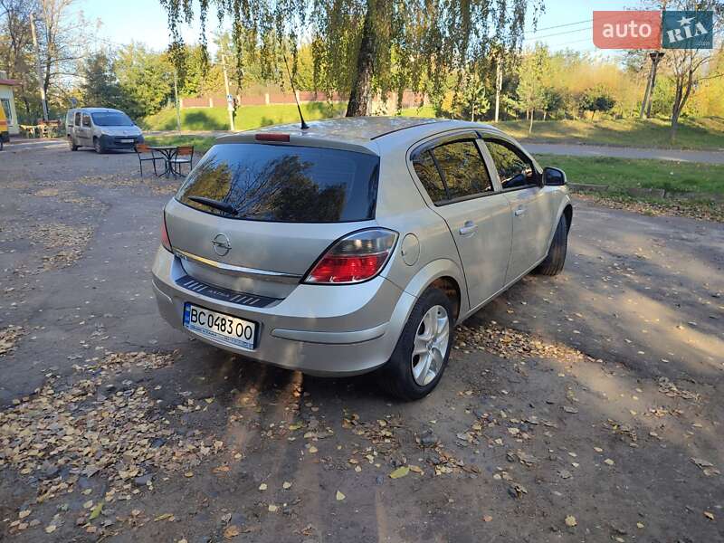 Хэтчбек Opel Astra 2013 в Гостомеле