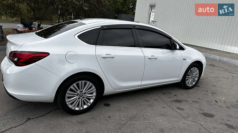 Седан Opel Astra 2015 в Павлограді
