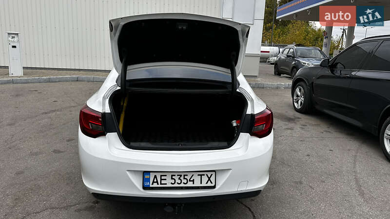 Седан Opel Astra 2015 в Павлограді