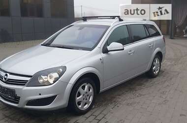 Універсал Opel Astra 2010 в Рівному