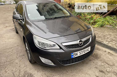 Універсал Opel Astra 2011 в Сарнах