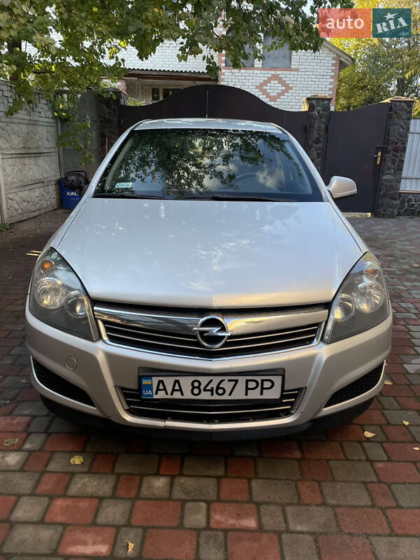 Универсал Opel Astra 2012 в Чернигове