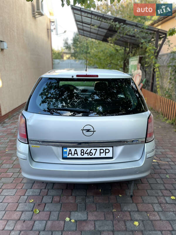 Универсал Opel Astra 2012 в Чернигове