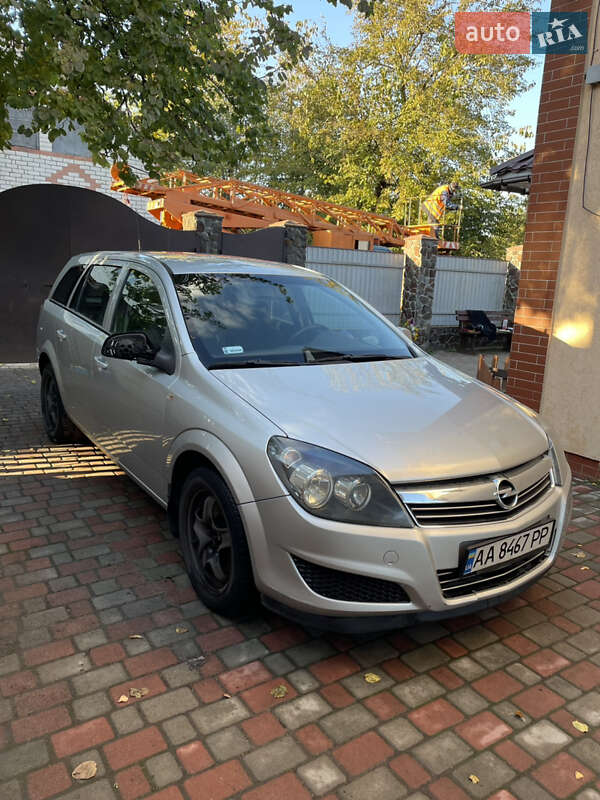 Универсал Opel Astra 2012 в Чернигове