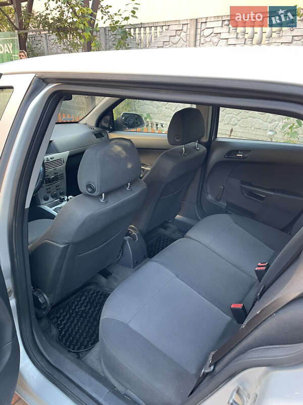 Универсал Opel Astra 2012 в Чернигове