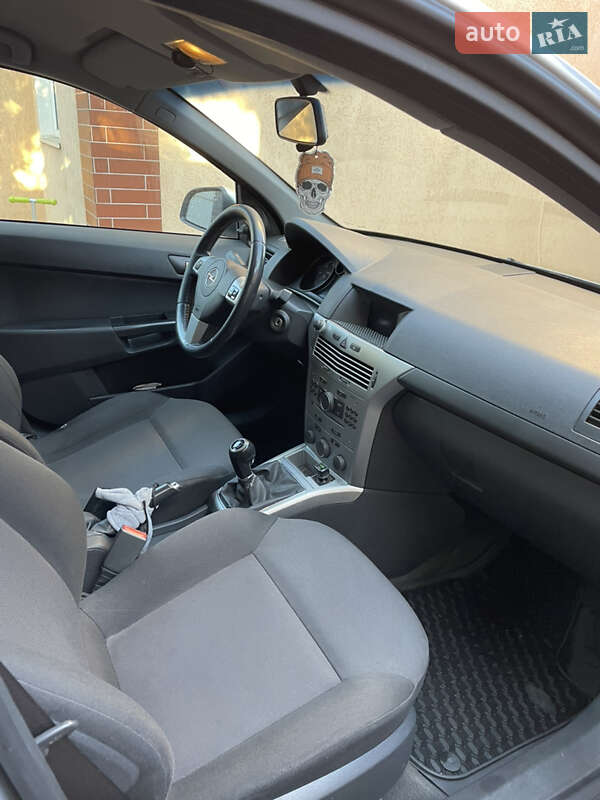Универсал Opel Astra 2012 в Чернигове