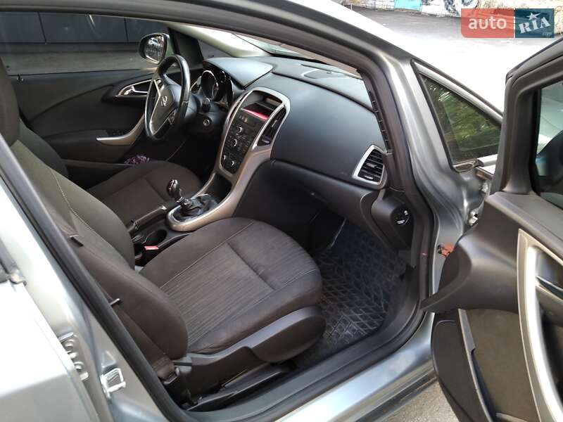 Универсал Opel Astra 2011 в Киеве