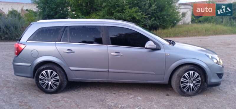 Универсал Opel Astra 2010 в Хмельницком