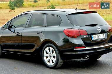 Универсал Opel Astra 2014 в Ровно