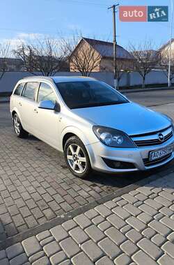 Универсал Opel Astra 2010 в Сваляве