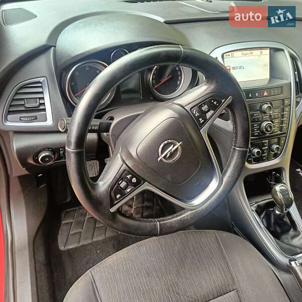 Універсал Opel Astra 2012 в Ізюмі