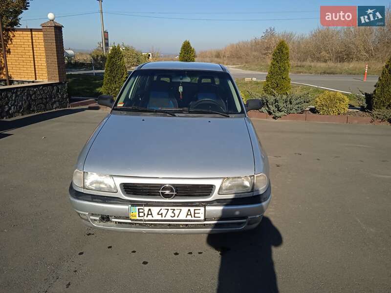 Седан Opel Astra 1998 в Благовещенском