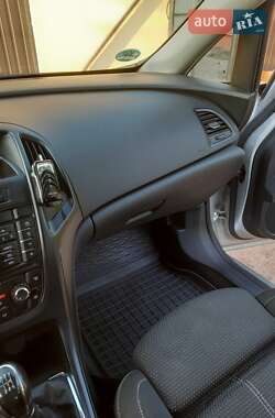 Универсал Opel Astra 2012 в 