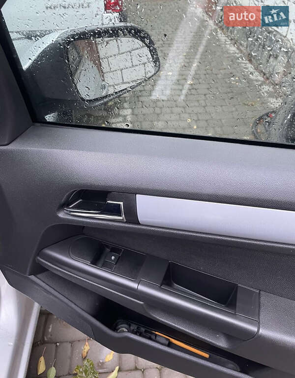 Универсал Opel Astra 2004 в Мерефа