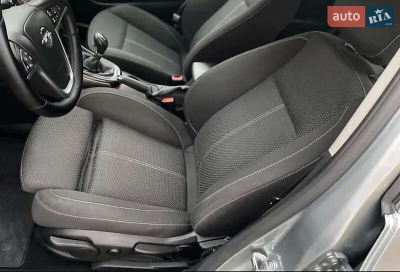 Універсал Opel Astra 2012 в Виноградові