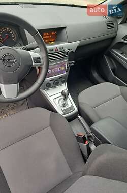 Хэтчбек Opel Astra 2012 в 