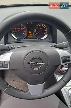 Хэтчбек Opel Astra 2012 в 