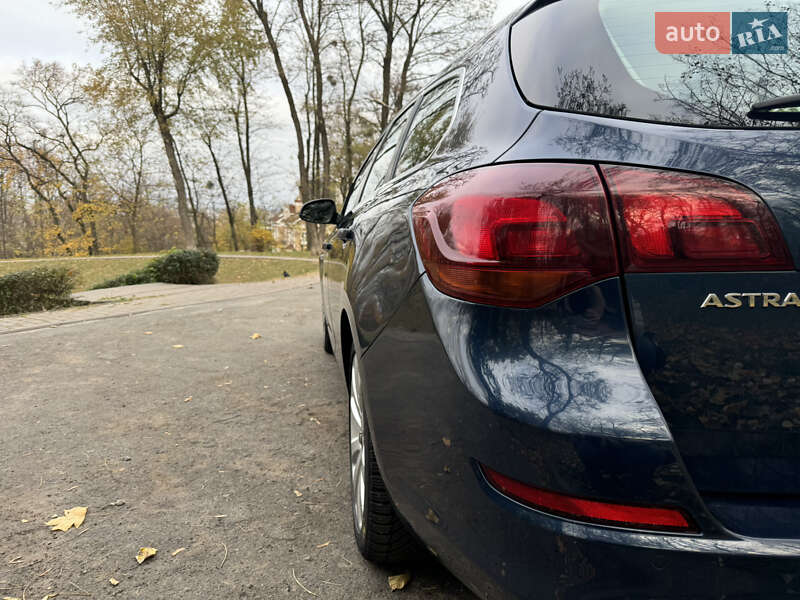 Універсал Opel Astra 2011 в Києві
