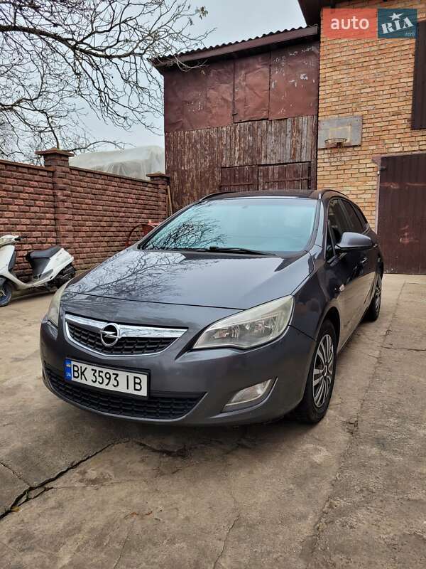 Универсал Opel Astra 2011 в Городке