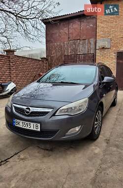 Универсал Opel Astra 2011 в Городке