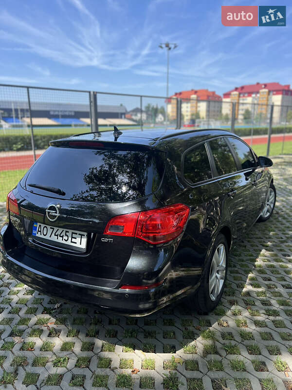 Универсал Opel Astra 2012 в Мукачево