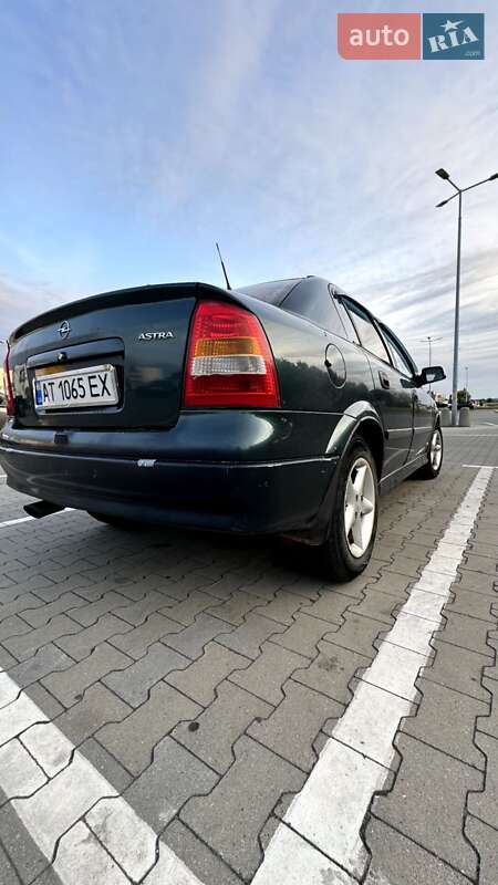 Седан Opel Astra 2004 в Новом Буге