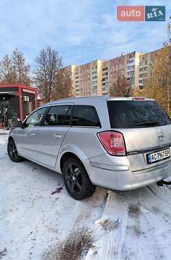 Універсал Opel Astra 2010 в Рівному