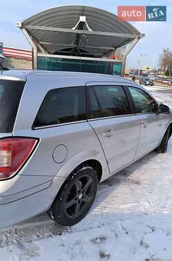 Універсал Opel Astra 2010 в Рівному