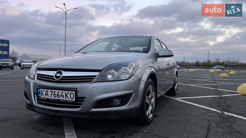 Седан Opel Astra 2012 в Києві