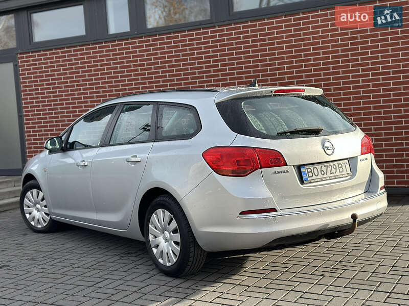 Универсал Opel Astra 2014 в Львове