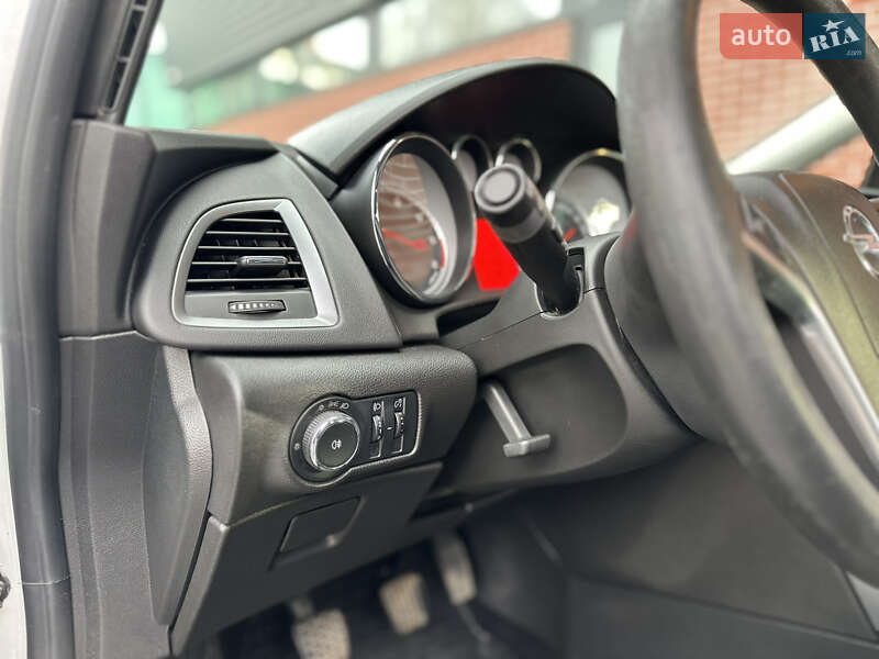 Универсал Opel Astra 2014 в Львове
