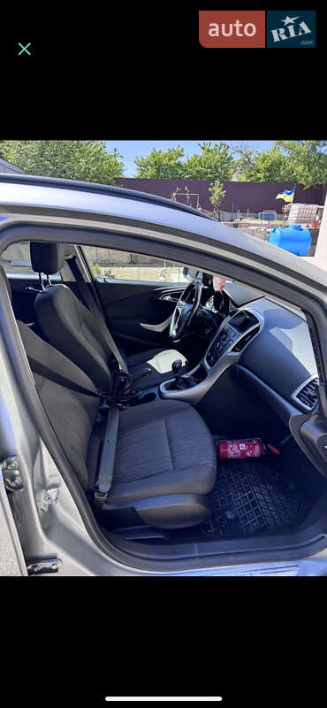 Универсал Opel Astra 2010 в Днепре