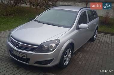 Універсал Opel Astra 2011 в Рівному