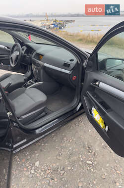 Хэтчбек Opel Astra 2005 в 