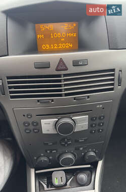 Хэтчбек Opel Astra 2005 в 
