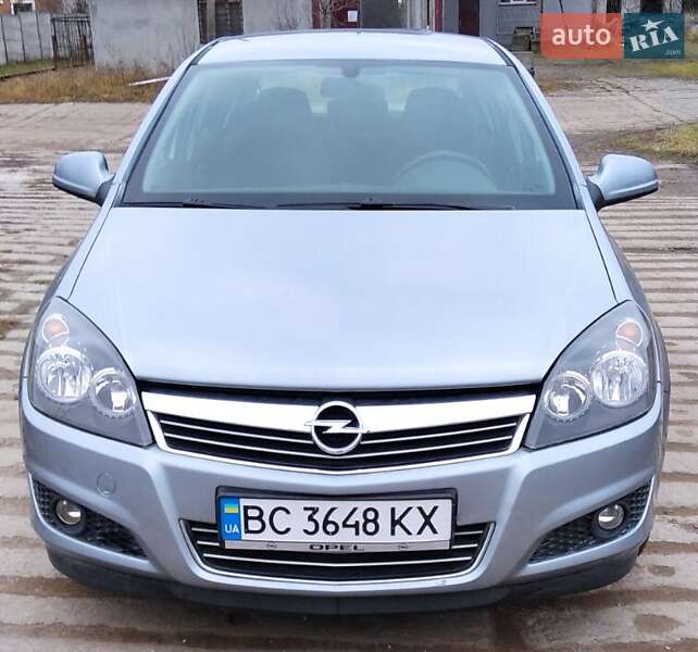 Хэтчбек Opel Astra 2011 в Львове