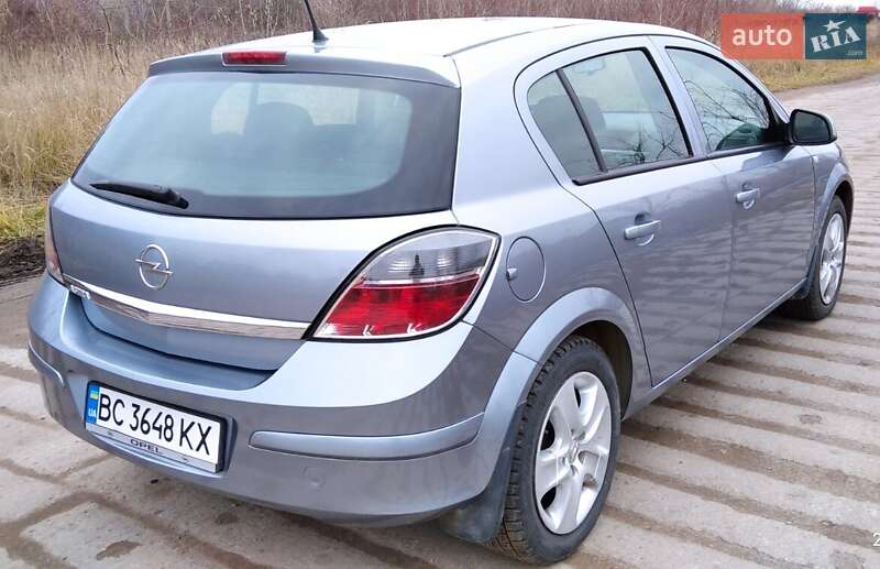 Хэтчбек Opel Astra 2011 в Львове