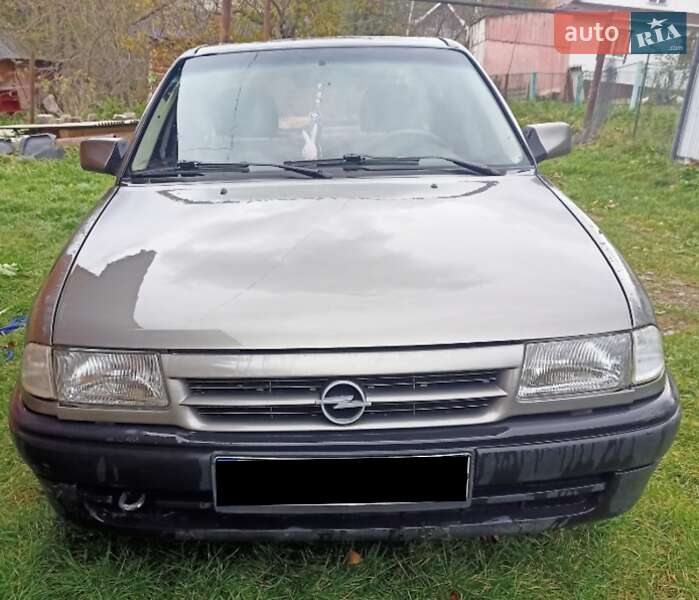 Седан Opel Astra 1992 в Івано-Франківську