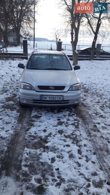 Седан Opel Astra 2004 в Ровно