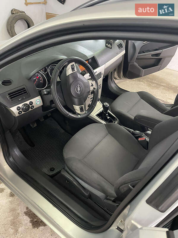 Универсал Opel Astra 2008 в Черновцах