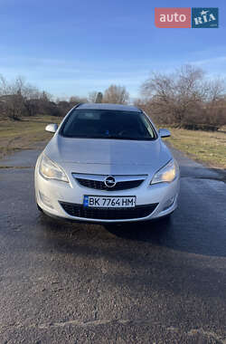 Універсал Opel Astra 2011 в Сарнах